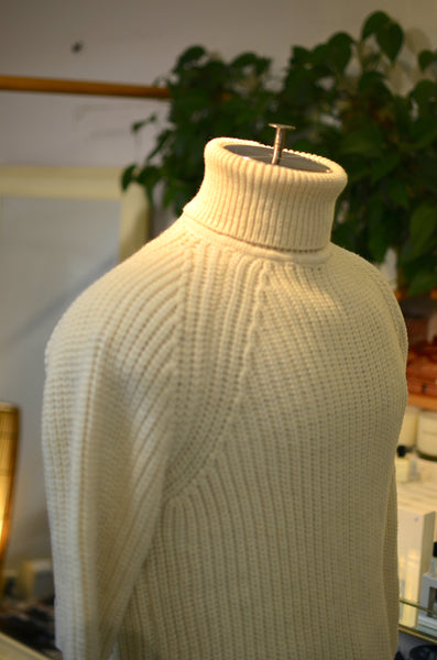 ARAN - FISHERMAN'S MERINO RIBBED TURTLENECK SWEATER (OFF-WHITE)