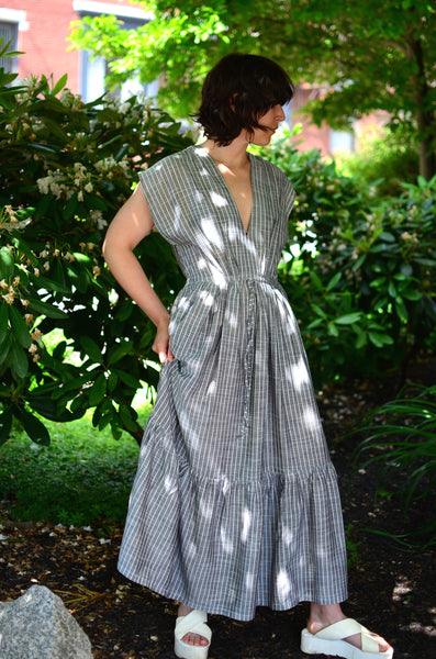 THE MERREL DEEP V TIERED DRESS - CHAMBRAY STRIPES CHARCOAL