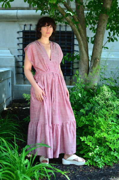 THE MERREL DEEP V TIERED DRESS - CHAMBRAY STRIPES NANTUCKET RED